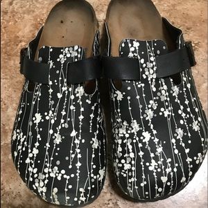 papillio Size 40 black-and-white clog